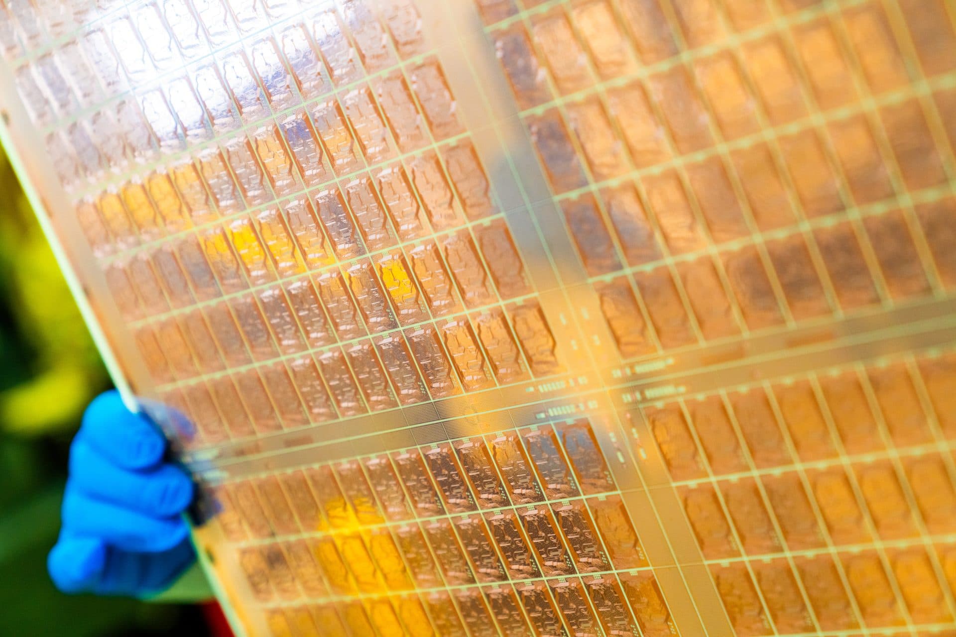 Intel đặt cược vào công nghệ đế thủy tinh: Tương lai của chip AI đến gần hơn bao giờ hết