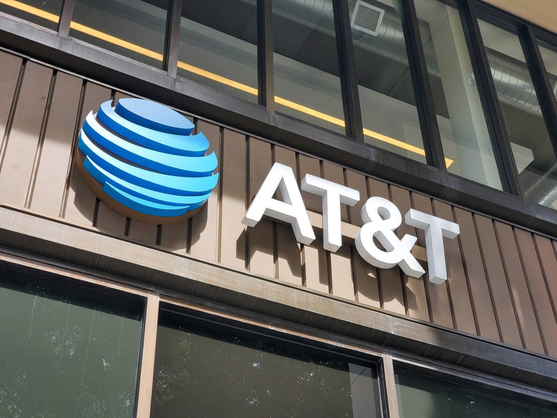 AT&T kiện California vì mạng điện thoại dây đồng 100 năm tuổi tiêu tốn 1 tỷ USD mỗi năm