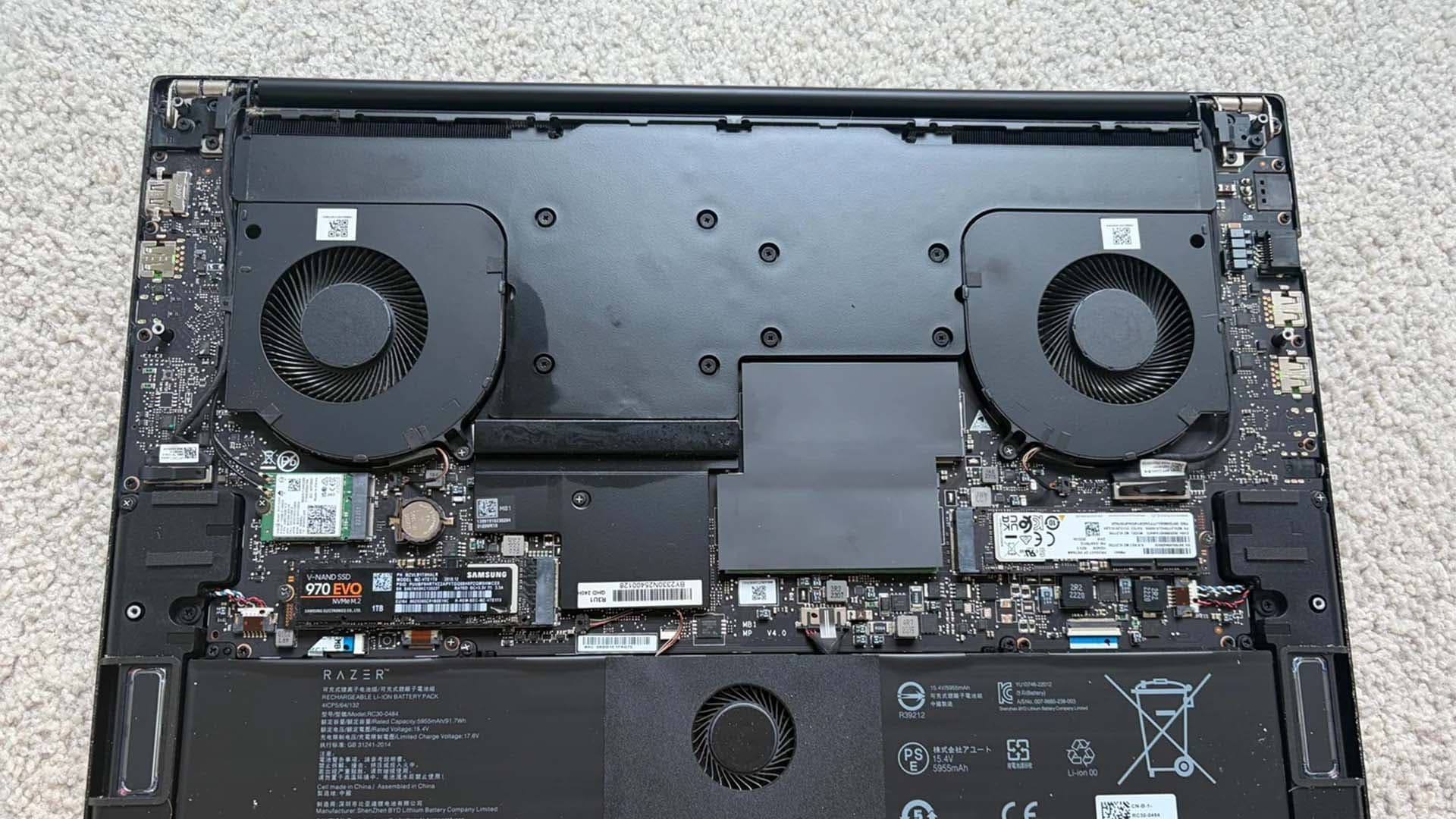 Razer Blade 18 và lỗi thiết kế buồng hơi: Khi laptop cao cấp trở nên vô dụng