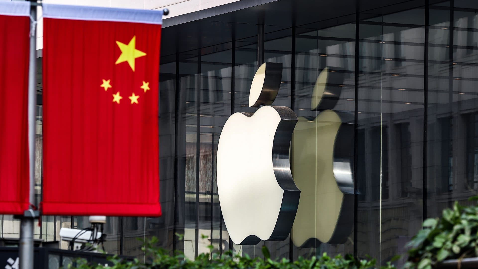 Apple đối mặt với áp lực chính trị khi hợp tác với CXMT và YMTC từ Trung Quốc