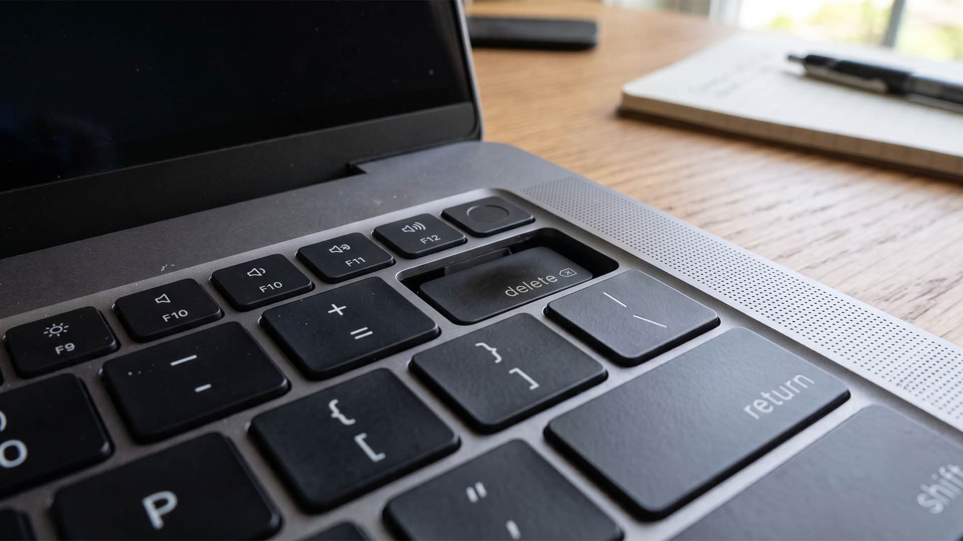 MacBook Pro M5 Max gặp lỗi nhiệt độ quá cao: Chi phí sửa chữa có thể lên đến 895 USD