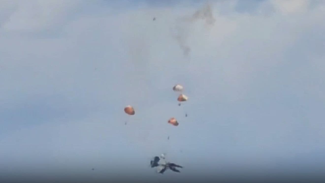 Hai máy bay chiến đấu EA-18 va chạm tại triển lãm hàng không: Góc nhìn sâu về sự cố và an toàn hàng không