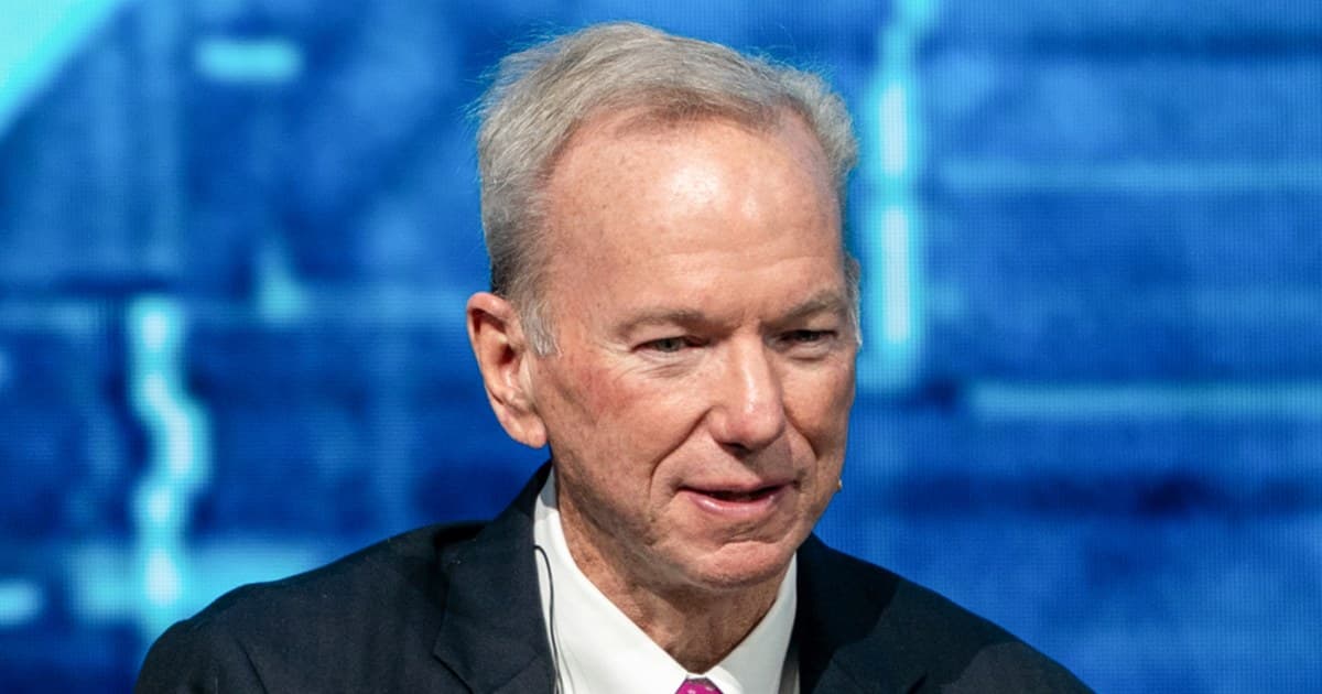 Eric Schmidt bị la ó khi phát biểu về AI tại lễ tốt nghiệp: Vì sao AI gây tranh cãi?